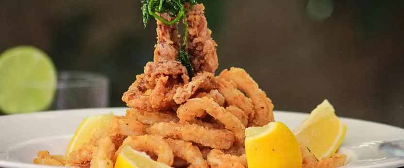 se muestra el platillo Fritto misto di mare zucchine e carote